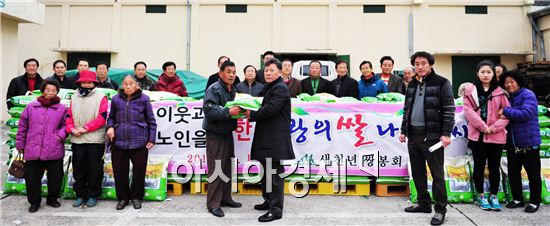 여수시 쌍봉동 새천년쌍봉회 사랑의 쌀 전달 