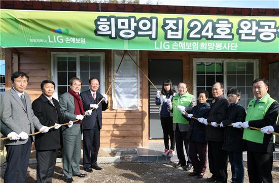 구자준 LIG손해보험 회장(우측 다섯번째), 이제훈 어린이재단 회장(좌측 세번째), 정만규 사천시장(좌측 네번째) 등이 18일 경남 사천에서 수혜 아동들과 함께 현판 제막식을 갖고 있다.
