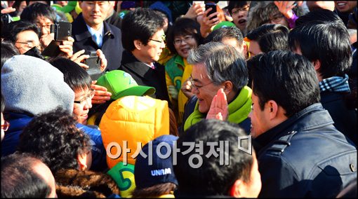 [포토]둘러싸인 문재인 후보