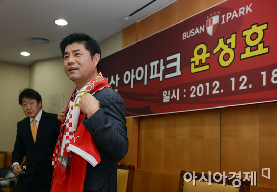 [포토] 윤성효 감독 '부산 유니폼 잘 어울리죠?'