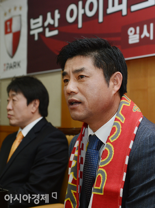 [포토] 윤성효 감독 '부산, 좀 더 공격적으로!'