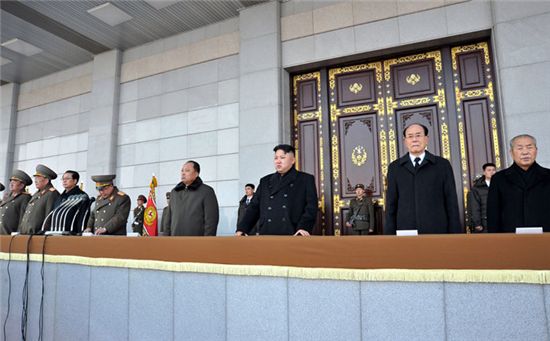 지난 17일 진행된 금수산태양궁전 개관식에 참석한 김정은(가운데). 김정은 오른편은 최춘식 제2자연과학원장으로 추정되는 인물.