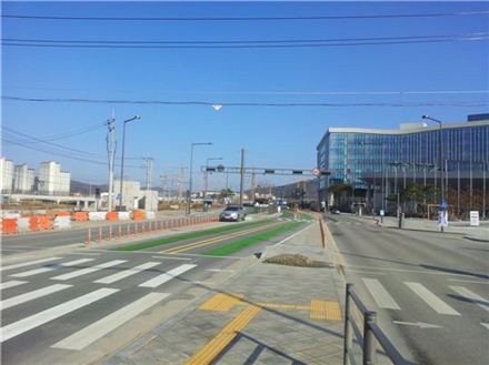 세종정부청사 정문 옆 간선급행버스(BRT) 전용도로 모습. BRT전용도로에 깔린 초록색 카페트가 인상적이다.