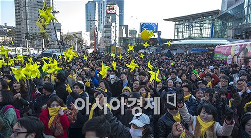 [포토]서울역광장 가득 메운 노란물결