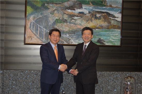 김호원(왼쪽) 특허청장이 도쿄에서 후카노 히로유키(深野 弘行) 일본 특허청장과 '제24차 한·일 특허청장 회담'을 가진 뒤 악수하고 있다. 