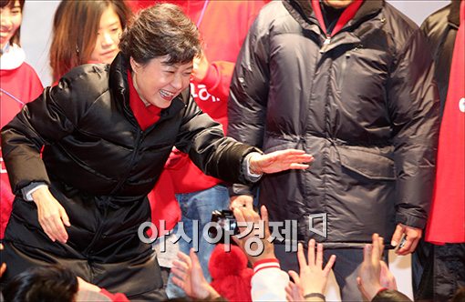 [포토]지지자들과 손 맞추는 박근혜 후보