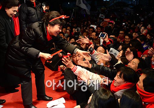 [포토]지지자들 손잡는 박근혜 후보