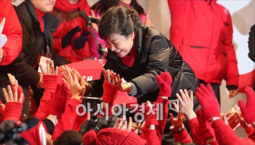 [포토]“박근혜 후보님 손잡아 주세요”