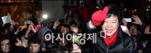 [포토]인파속에서 엄지손가락 드는 박근혜 후보