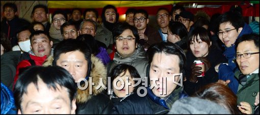 [포토]박근혜 후보 바라보는 시민들
