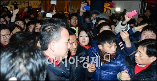 [포토]박근혜 후보 보기위해 노력하는 시민들, '박후보 어디있어요~'