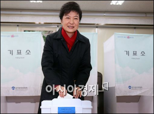 [포토]투표함에 투표용지 넣는 박근혜 후보