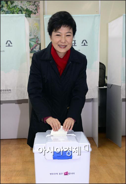 [포토]투표하는 박근혜 후보
