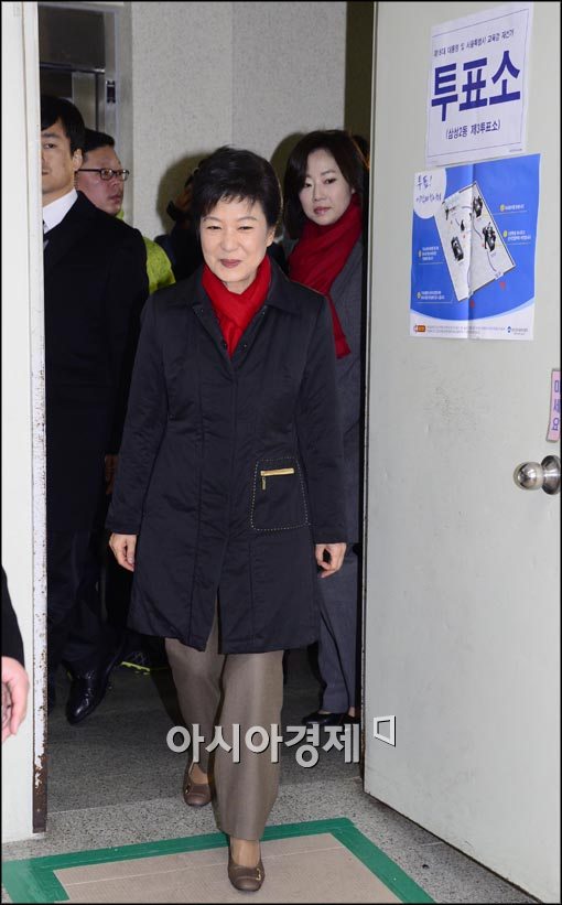 [포토]투표소 입장하는 박근혜 후보