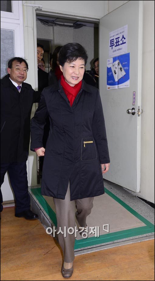[포토]투표하기 위해 입장하는 박근혜 후보