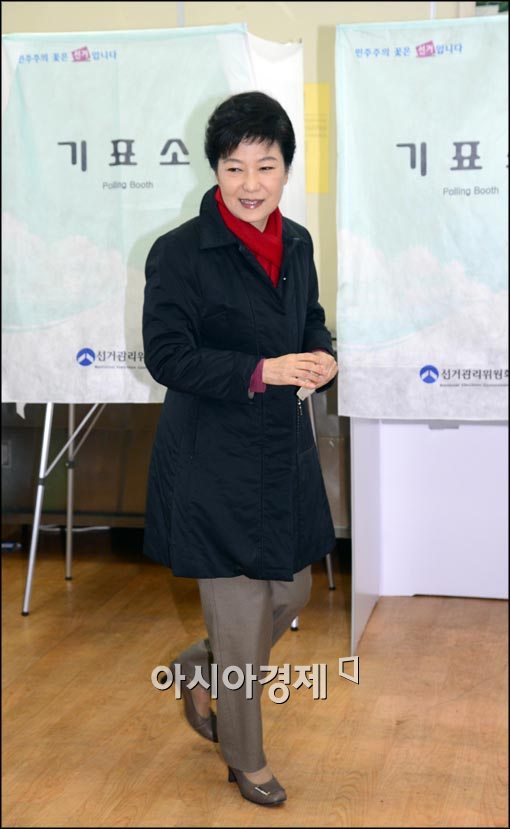 [포토]투표 끝내고 미소짓는 박근혜 후보
