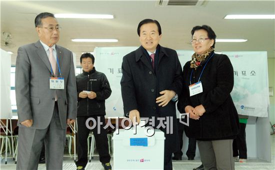 [포토]투표하는 강운태 광주시장 