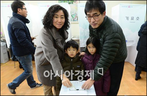 [포토]아이 데리고 투표하는 부모