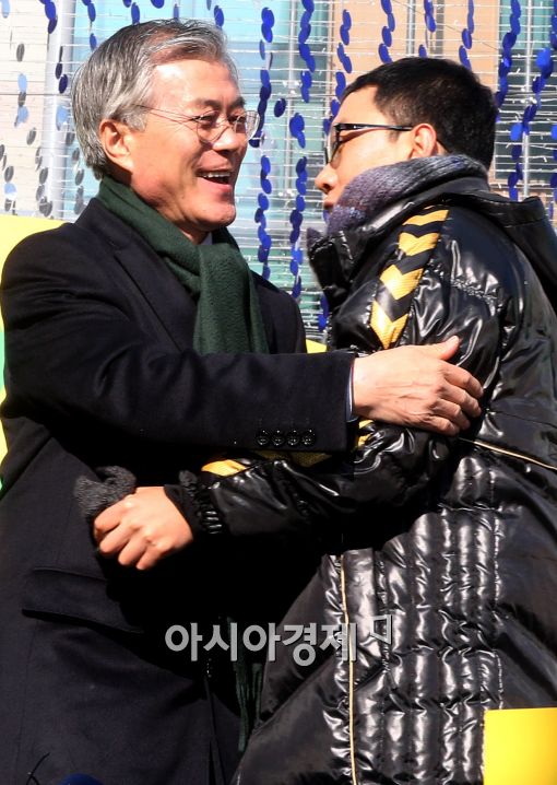 [포토]김제동씨와 포옹하는 문재인