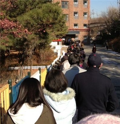 ▲ 19일 오후 서울 강남구 개포4동 한 투표소의 모습. 투표를 하려는 시민들이 30~40m 줄을 지어 있다.