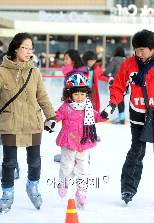 [포토]투표 마치고 서울광장 찾은 시민들 