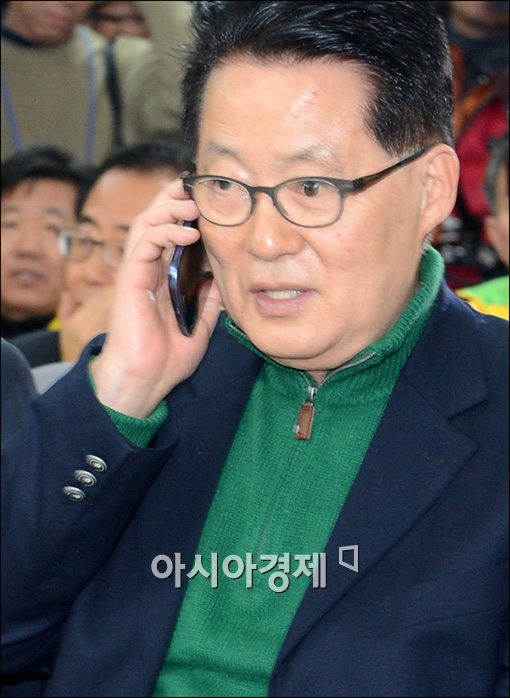 [포토]박지원 원내대표, 무슨 통화중일까?