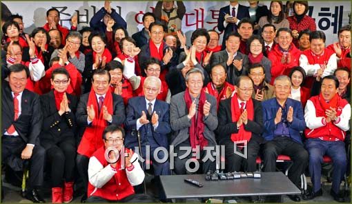 [포토]환호하는 새누리당, 승리의 환호(?)