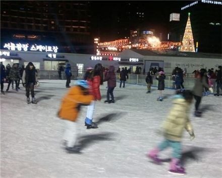 ▲ 18대 대통령선거가 치러진 19일 밤 서울광장 스케이트장에는 늦은 시각까지 스케이트를 즐기는 시민들의 발길이 이어졌다.
