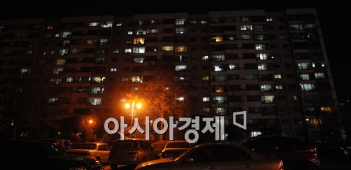 [포토]개표방송으로 불밝힌 아파트 
