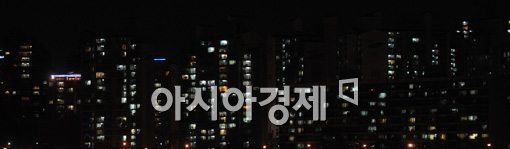 [포토]개표방송으로 불켜진 서울도심 아파트들