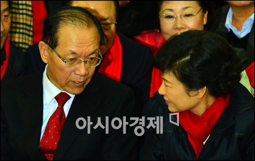 [포토]대화중인 박근혜 후보-황우여 대표