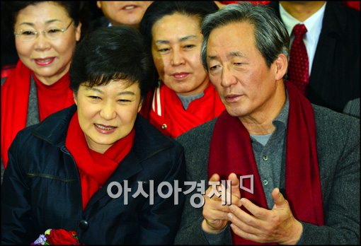 [포토]대화 나누는 박근혜 후보-정몽준 공동선대위원장