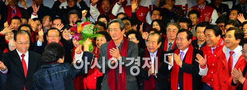 [포토]새누리당 당직자와 관계자들에게 인사하는 박근혜 후보