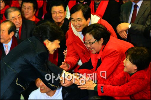 [포토]축하받는 박근혜 후보