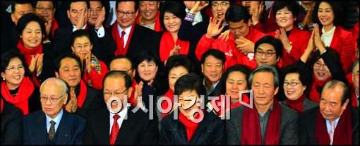 [포토]박근혜 후보, 관계자들과 개표 현황 시청 중
