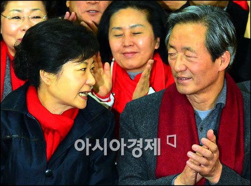 [포토]서로 마주보는 박근혜 후보-정몽준 공동선대위원장