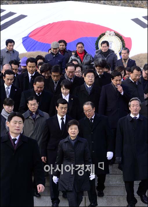 [포토]박근혜 당선인, 故 박정희 전 대통령 묘소 방문