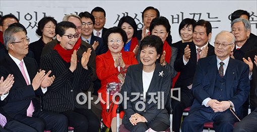 [포토]박수 받는 박근혜 당선자