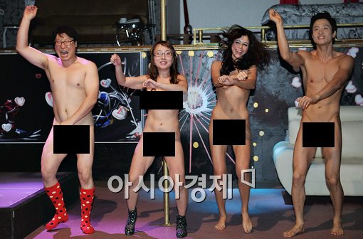 [포토]알몸 말춤 공약 이행하는 연극 '교수와여제자3' 팀
