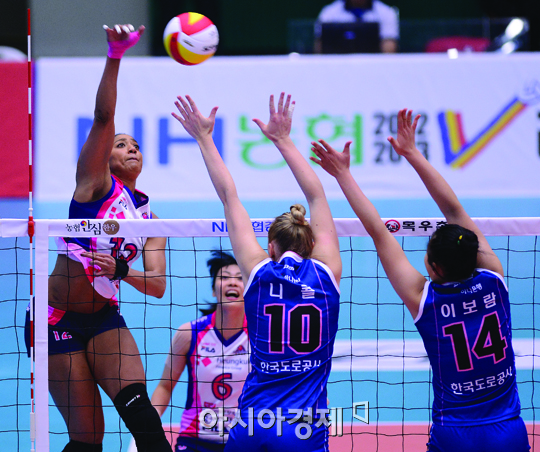 [포토] 스파이크 때리는 휘트니 '복근 드러내며'