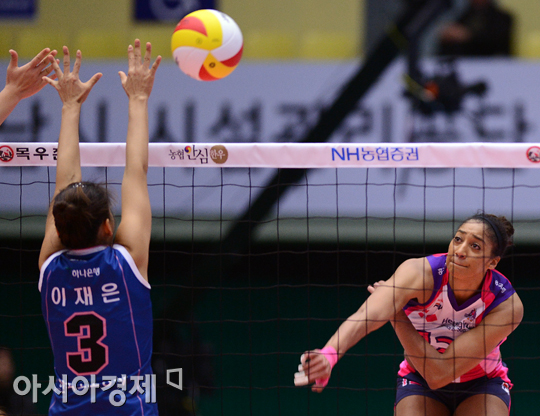 [포토] 휘트니 '막아보시지'