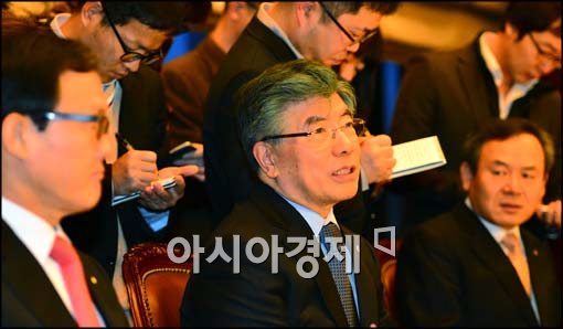 [포토]대화하는 김중수 한은 총재