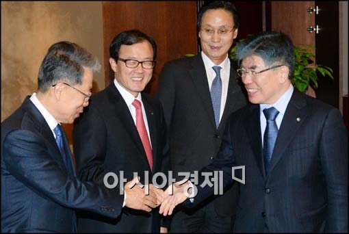 [포토]인사하는 김중수 한은 총재