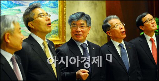 [포토]시중은행장들과 대화중인 김중수 한은 총재