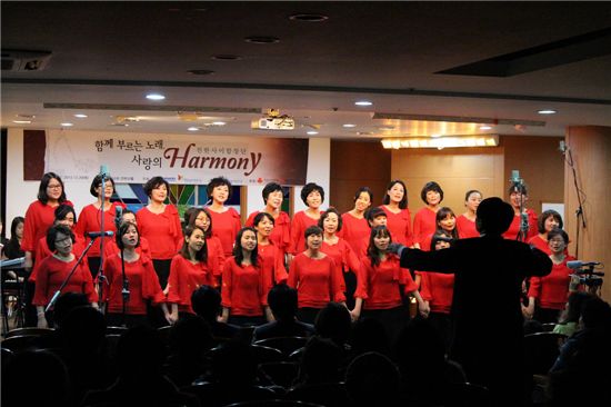대우인터내셔널 임직원 가족 및 결혼이주여성 30여명이 다문화 합창공연을 하고 있는 모습. 
