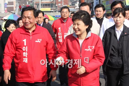 ▲ 새누리당 이학재 의원(왼쪽)과 박근혜 당선인