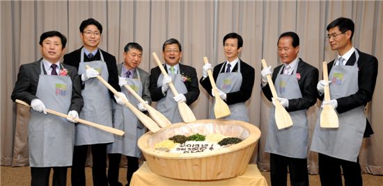 이돈구 산림청장(오른족 3번째)과 박종석 농수산물유통공사 수출이사 등이 화합의 비빔밥을 비비고 있다. 
