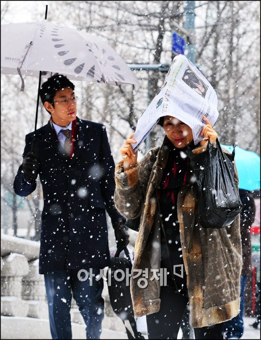 [포토]신문으로 눈 피하는 중