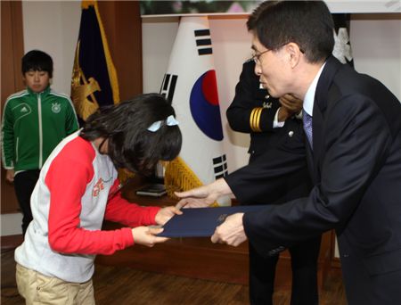 현대백화점그룹, 순직 경찰관 자녀 61명에 장학금 전달 