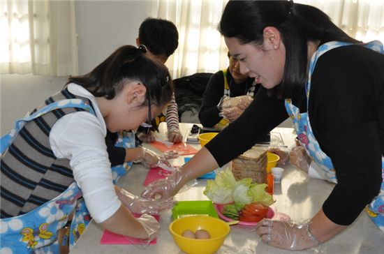 풀무원이 어린이들에게 건강한밥산 바른 인성 캠페인을 진행하고 있다.